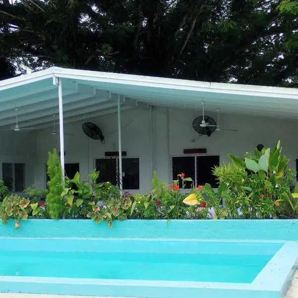 Coral Quays Resort: Luganville şehrinde bir otel