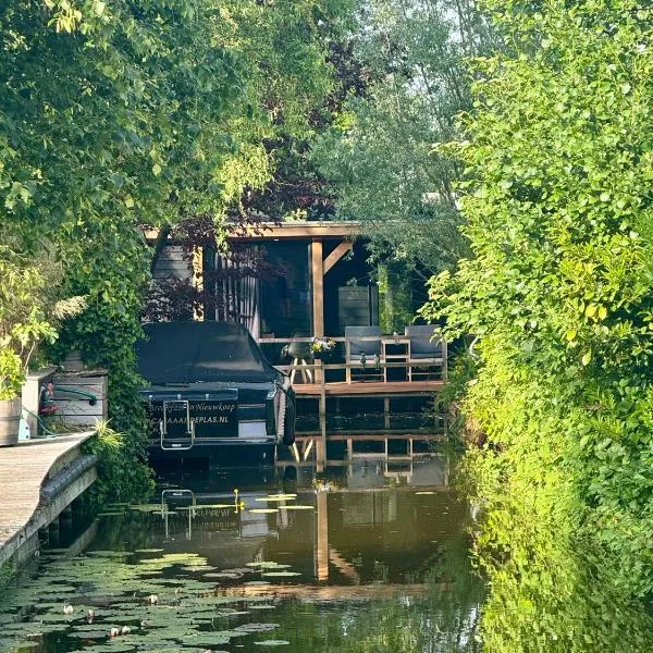Casa aan de Plas, B&B met sauna en hottub of jacuzzi, hotel v mestu Nieuwkoop