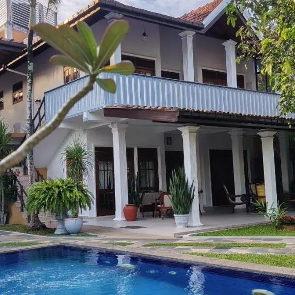 Surf Villa Hikkaduwa, hotel in Hikkaduwa