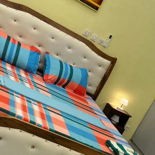CHAMBREs SALON MEUBLÉ, hotel em Yamoussoukro