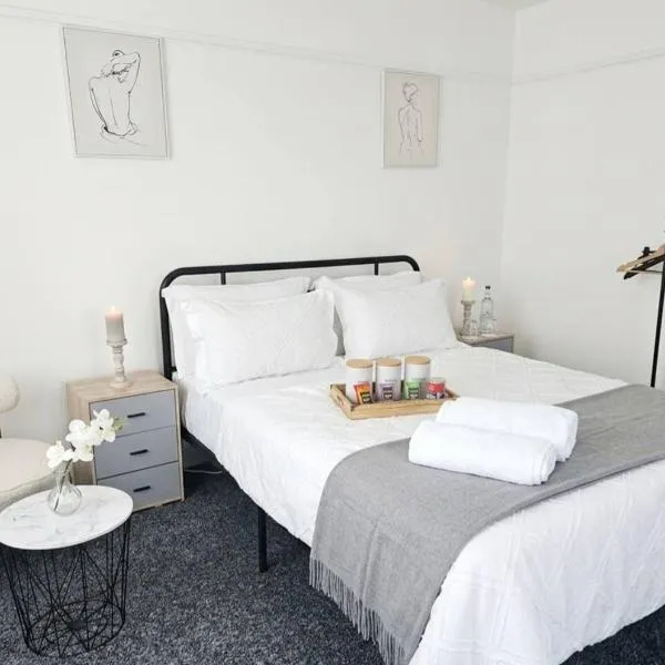 5-Min Walk to Whiston Hospital Entire Home, hotel di Prescot