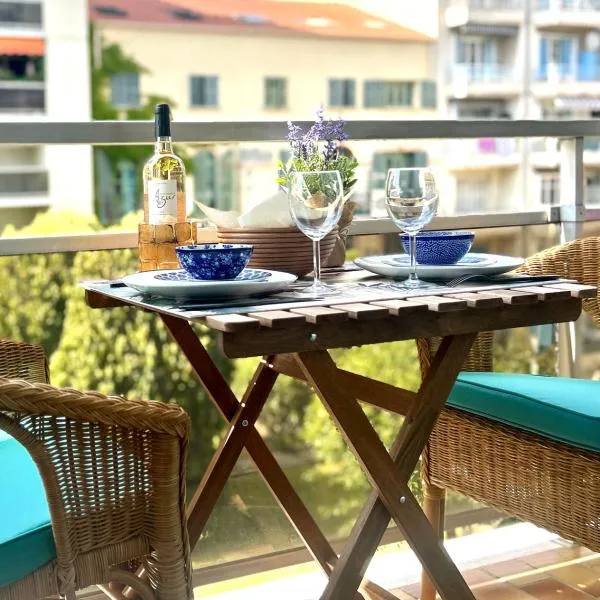 Riviera Morning Balcony studio steps from the beach, hotel v destinácii Nice