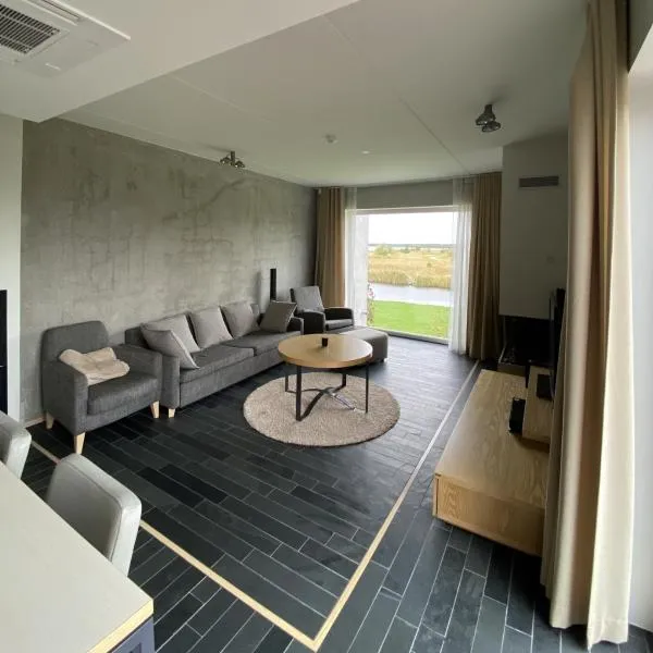 Stylish Sea-View Apartment by the Marina, hotel Kuressaaréban
