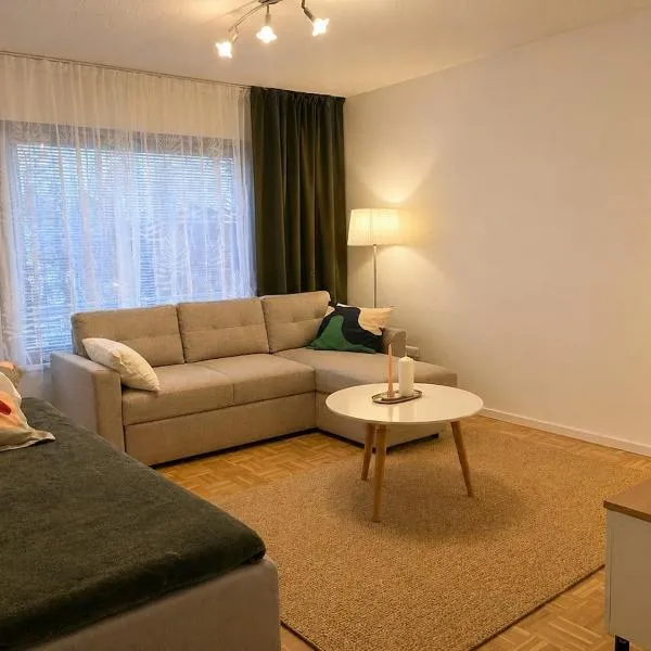 Peaceful one-bedroom apartment, private yard and parking, hotel u gradu Oulu