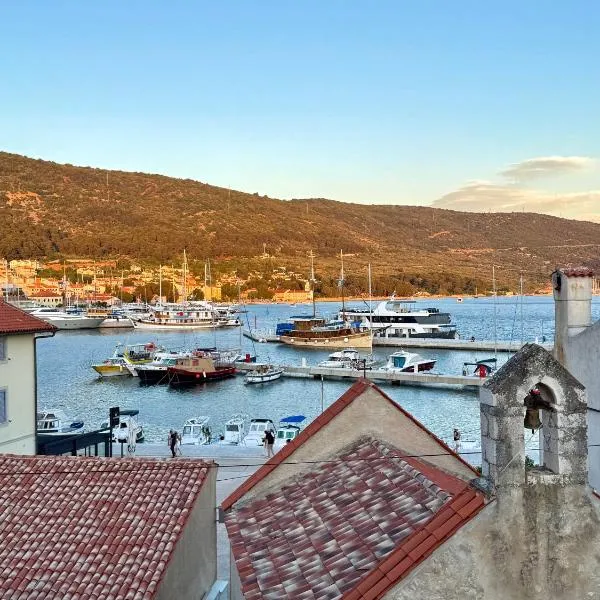 Villa Lungomare-Large Waterfront Apartment -Lungomare Promenade 6, hotell i Cres