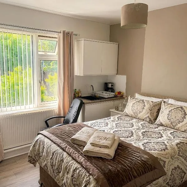 Jacuzzi City Guesthouse, about a 7 min walk to Racecourse and 10 mins to the City, hotel in Doncaster