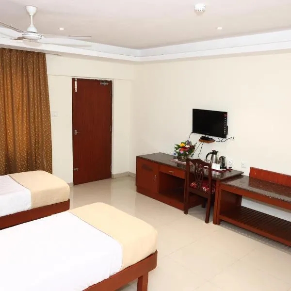 Dhanunjayas Luxury Hotel، فندق في هوسور