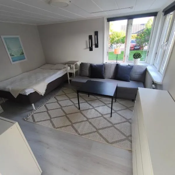 Gäststuga med altan i centrala Falkenberg、ファルケンベリのホテル