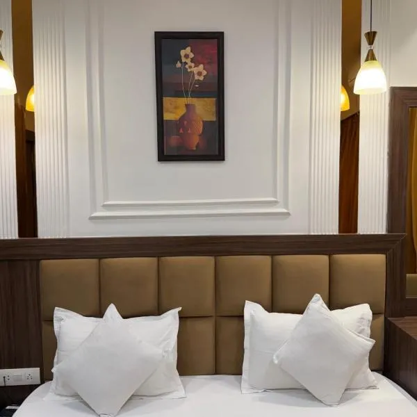 Hotel Golden Crown - 600m to Kashi Vishwanath Temple โรงแรมในพาราณสี