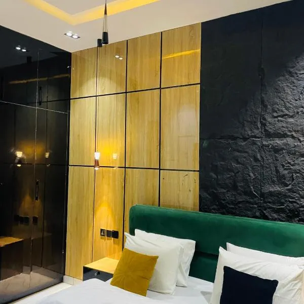 J&E luxury Apartment and lounge limited, ξενοδοχείο στο Warri