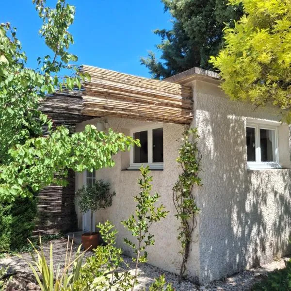 l'Annexe, logement confortable avec piscine, מלון במאזון