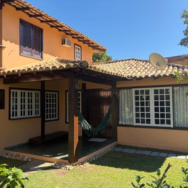 Casa em condomínio com piscina e próximo a Rua das Pedras