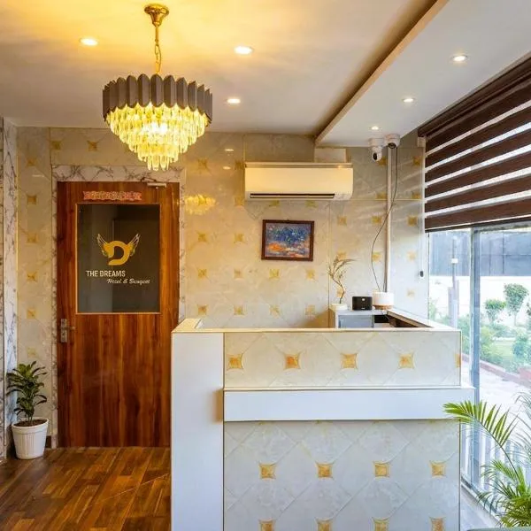 Hotel Velvet Dreams Inn & Banquet، فندق في Kharar
