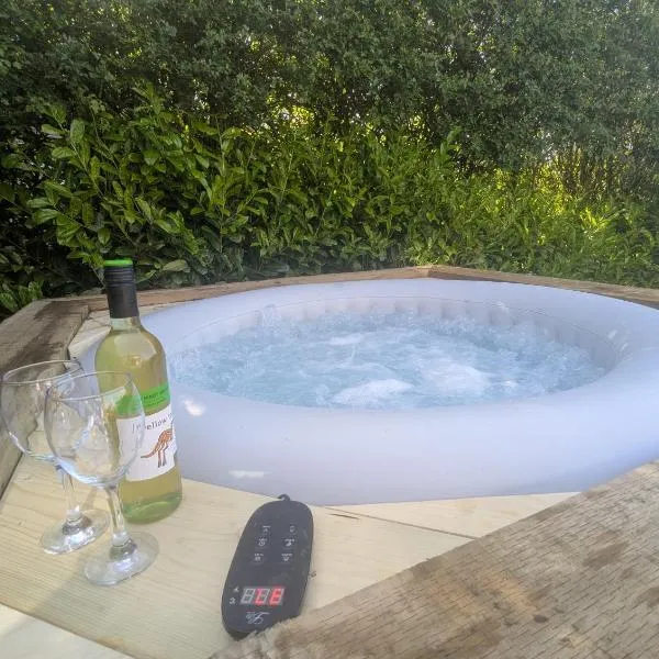 Relaxing Large King Room l 55inch TV l Hot Tub, hotel v destinaci Egerton