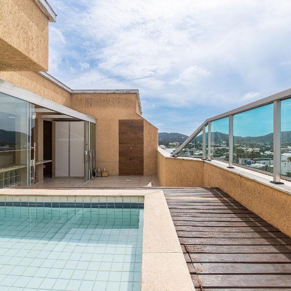 Cobertura com piscina privativa, churrasqueira e vista canal