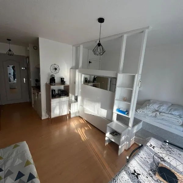 Studio cabine Canet Plage Parking, Hotel in Canet-en-Roussillon