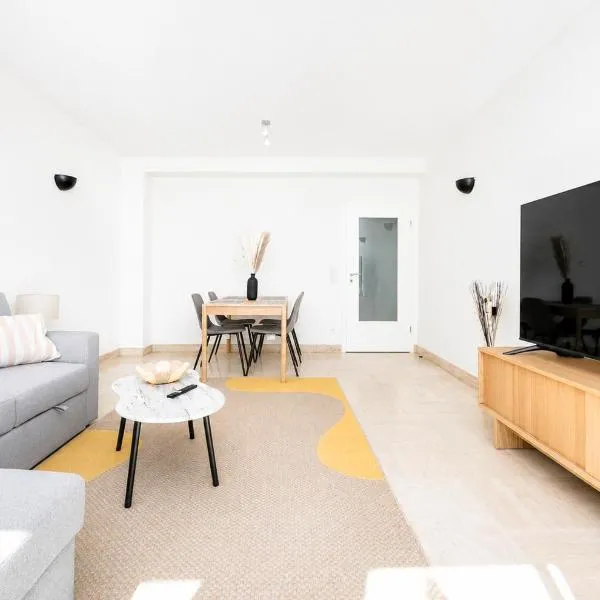 Stunning views over Lux city 1 bed sleeps 5, hotel i Luxembourg