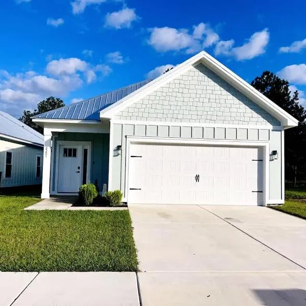 Beachy cottage near Sports Complex OWA beaches shopping restaurants mini golf Central to all the fun Foley has to offer, hotel sa Foley