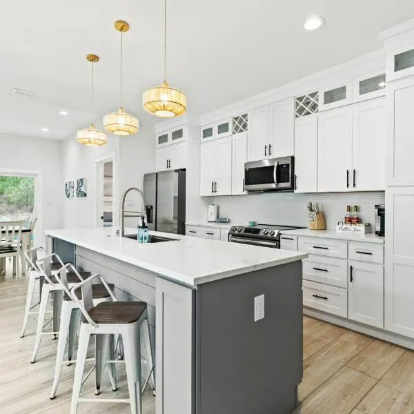 Beachy cottage near Sports Complex OWA beaches shopping restaurants mini golf Fire pit and corn hole!, מלון בפולי