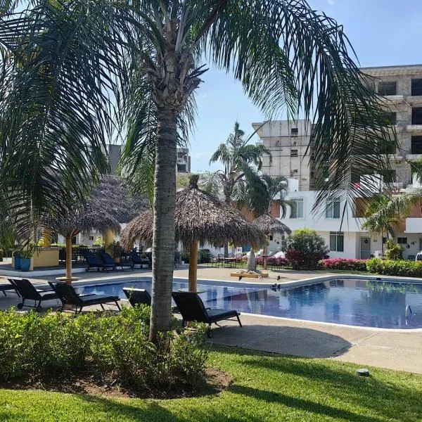 House with Terrace, Garden and Private Pool Access, hotel em Bucerías