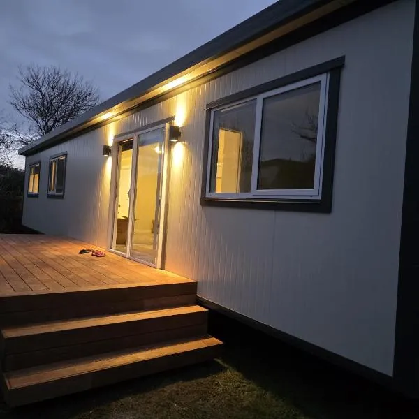 Peaceful 2BR Escape Walk to Bus Family Friendly, hotel in Christchurch