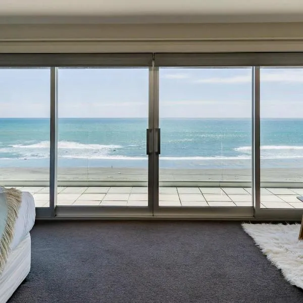 Clifftops - oceanfront retreat in Oakura Beach, hotel in Oakura