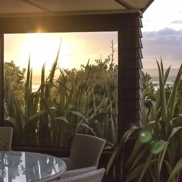 Chester Cottage Beachfront - direct ocean access, Hotel in Oakura