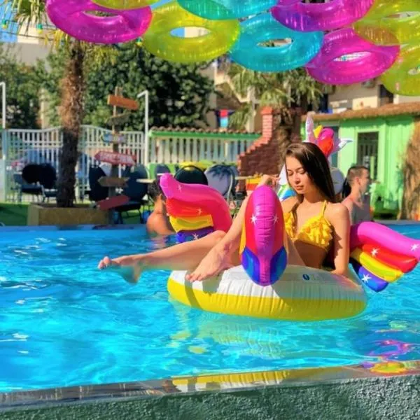 Casa Barbie Pool Hostel 3 Min Walk to Beach Please, hotell i Costinesti