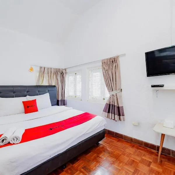 RedDoorz Plus @ Megamendung Puncak 2, hotel in Bogor