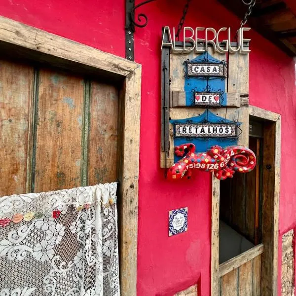 CASA DE RETALHOS Boutique Albergue, casaril histórico, com 5 suítes individuais e cozinha coletiva, no coração da vila de Igatu-Ba, que preserva fortes traços culturais da época do garimpo, venha viver uma experiência única!, hotel a Igatu