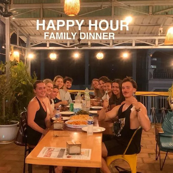 Social Backpacker Hostel & Rooftop Bar, hotel in Battambang