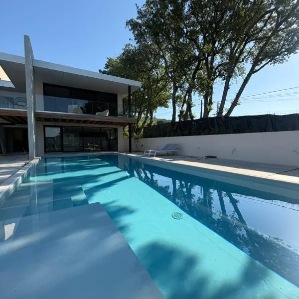 Villa Loka-Ecrin contemporain adult only avec piscine, hotell i Sauzet