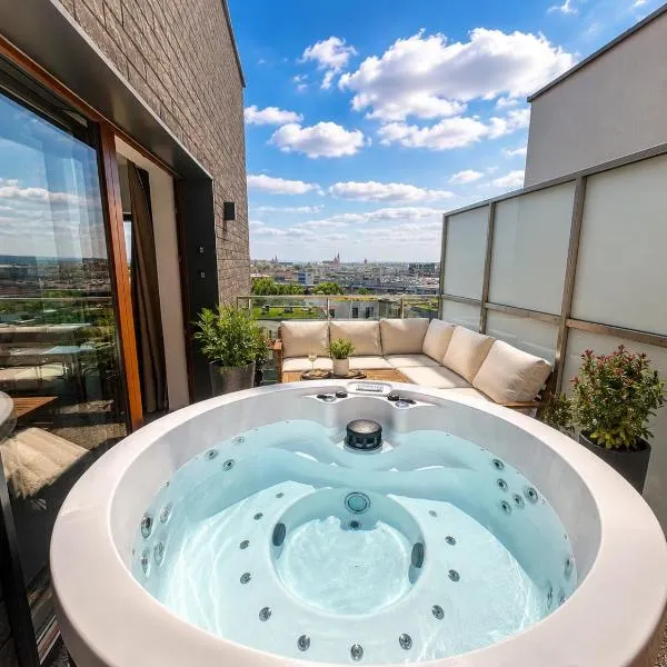 SPECTACULAR VIEW 100sqm Penthouse in Krakow Old Town Private Jacuzzi Parking Garage AC, hotel en Cracovia