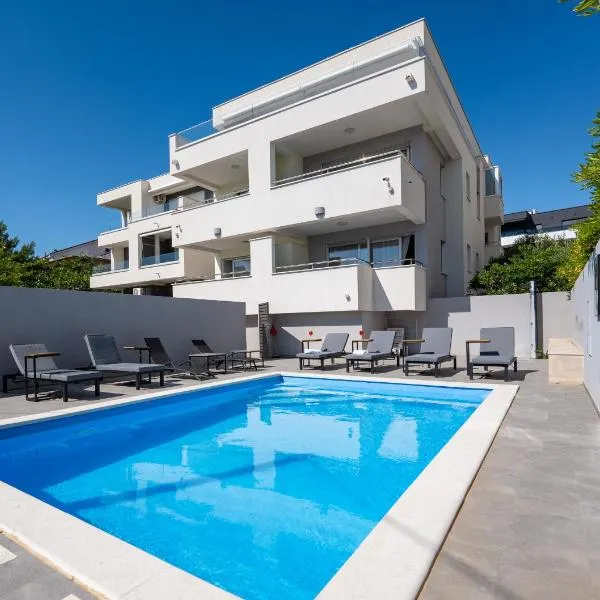 Villa Maro - Apartments with Heated Pool, hotel i Novalja