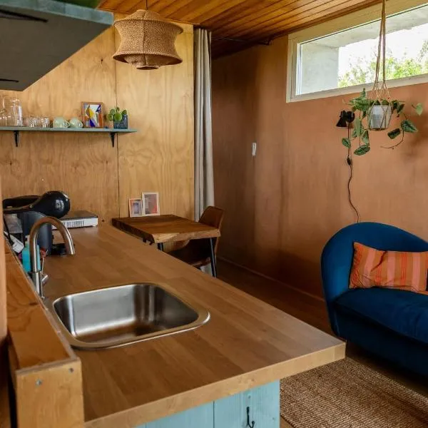 Vrij aan de Amstel Tiny House met hottub aan het water, hotel u gradu Woerdense Verlaat