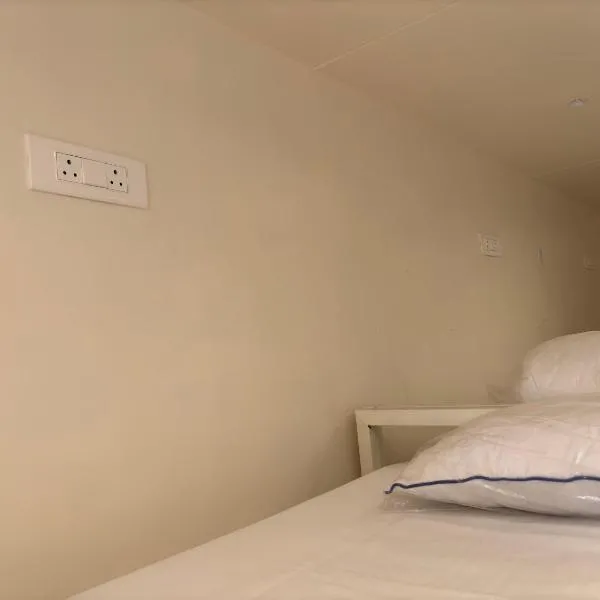 Hotel Dhairyam NX Restaurant & Dormitory, hotel i Jālgaon