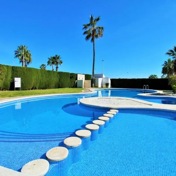 2 Bedroom Ground Floor Corner Bungalow with a Big Garden, hotel in Los Dolses