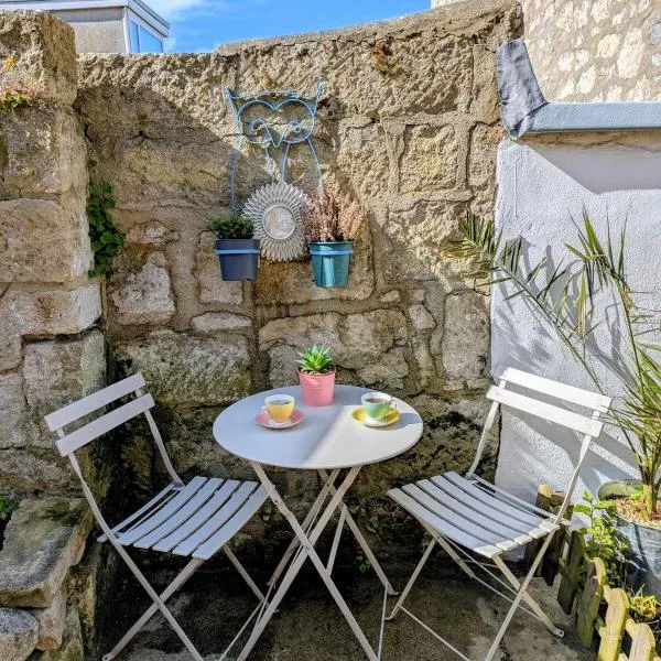 The Pink Cottage with Courtyard Garden near Chesil Beach Portland, Hotel in Castletown