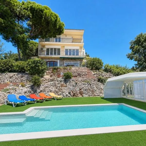 Villa con piscina privada climatizada 29ºC, hotel i Santa Susanna
