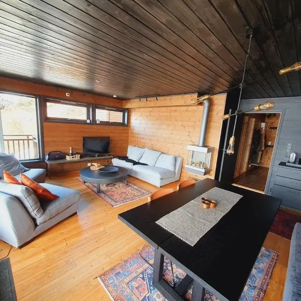 Beautiful apartment in Sinnes E12, hotel em Dirdal