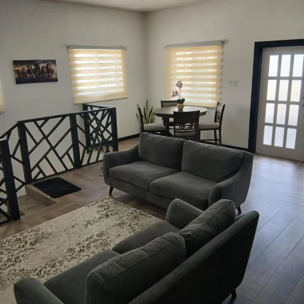 Spacious 2-BR, Bright & Private Top Floor Retreat - Portmore Pines, hotel a Portmore