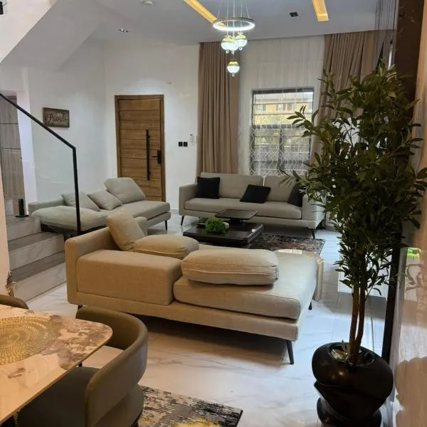J&E Luxury Apartment and Lounge, ξενοδοχείο στο Warri