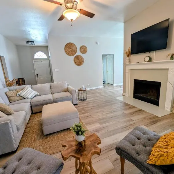 5mi to SeaWorld, King Bed, Sleeps 8, Cowboy Moon, hotell i San Antonio