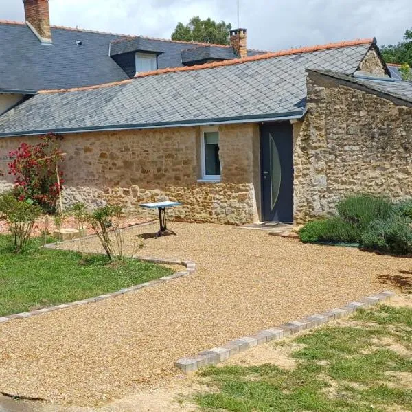 Gîte La Chapelle Saint Laud, hotel u gradu Lézigné