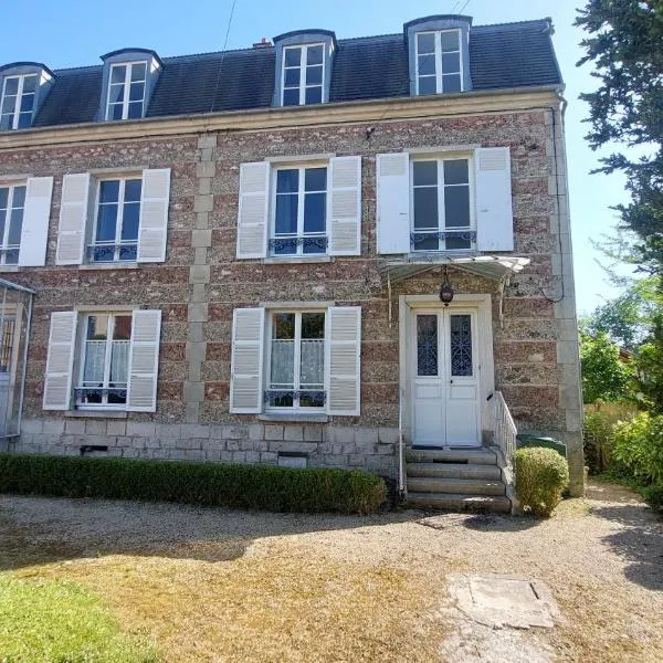 Viesnīca 2 Chambres dans maison bourgeoise avec piscine, proche Disney et Roissy pilsētā Lizy-sur-Ourcq