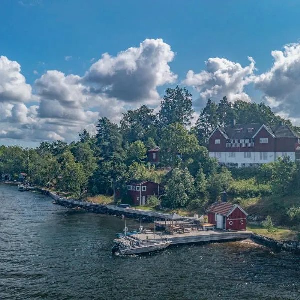 Villa Hjorthagen B&B, private sauna by the sea at island Edlunda, Hotel in Karlsudd