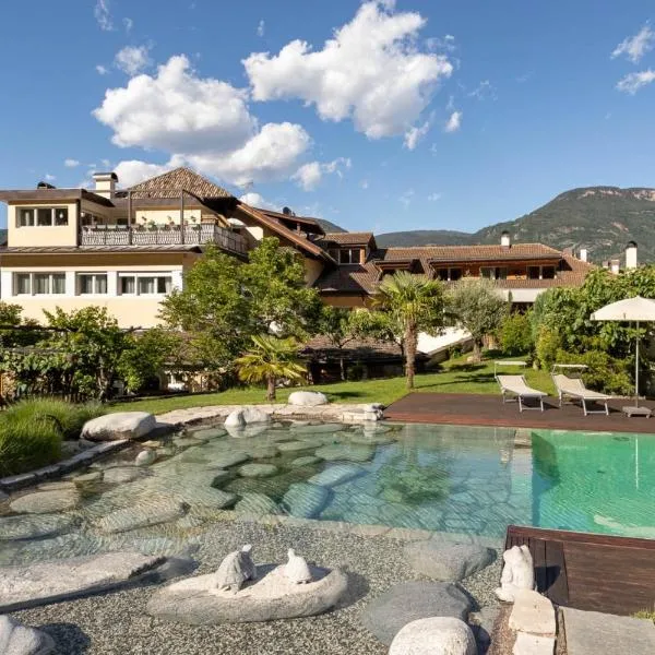 Kreuzwegerhof Nals - Historic Nature Stay with Pool near Meran & Bozen, Hotel in Nals