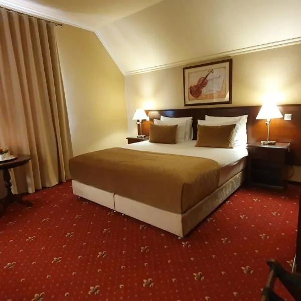 GARDEN Club - Hotel - FREE Parking, hotel en Brasov