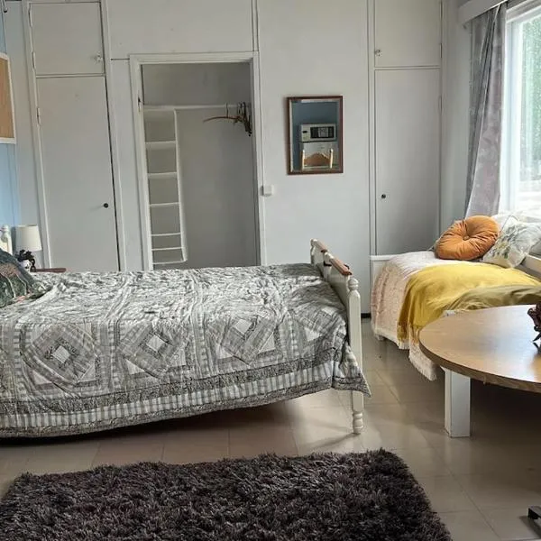 Huoneisto entisessä Honkolan kyläkoulussa:  bir otel
