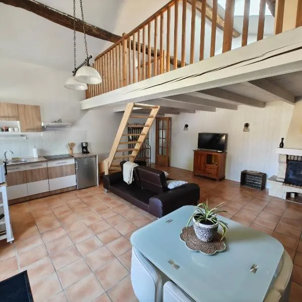 Petite maison a la campagne - A 25min de la mer โรงแรมในArdillières